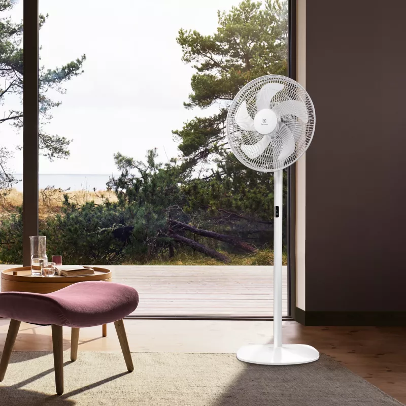 Вентилятор напольный Electrolux EFF-1002i 50Вт скоростей:3 ПДУ белый